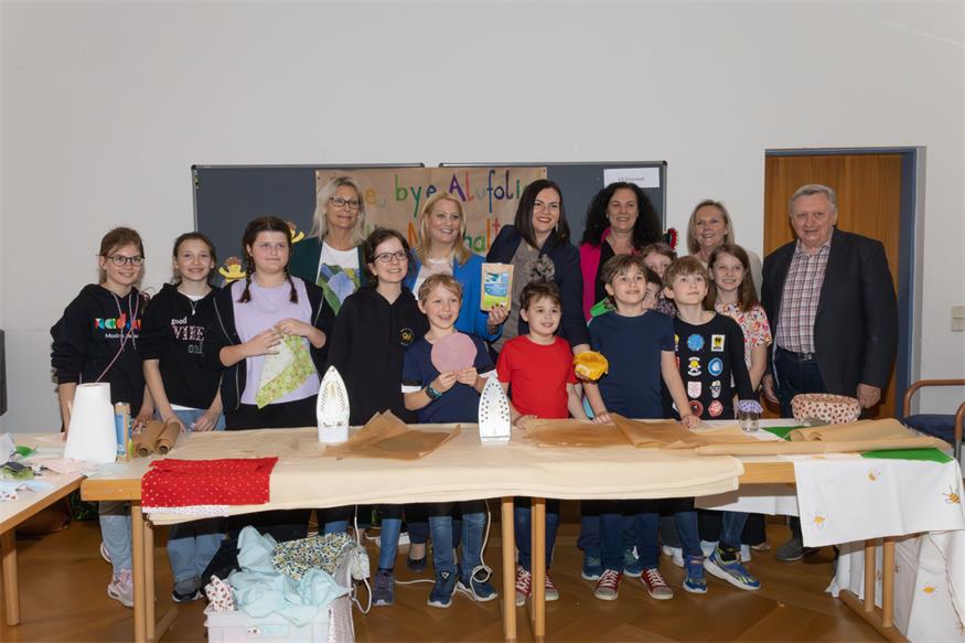 Petra Mayer (Koordinatorin der ÖKOLOG-Schulen im Burgenland), Bildungslandesrätin Daniela Winkler, Landeshauptmann-Stellvertreterin Astrid Eisenkopf, Vizebürgermeisterin Charlotte Toth-Kanyak (Direktorin der VS Eisenstadt), Sabine Pölzelbauer (ÖKOLOG-Koordinatorin in der VS Eisenstadt), Hermann Frühstück (Leiter der Naturschutzorgane Burgenland) und Kinder von ÖKOLOG-Schulen, die ihre Projekte präsentierten 