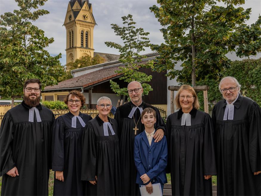Pfarramtskandidat Immanuel Carrara, Superintendentialkuratorin Christa Grabenhofer, Pfarrerin Iris Haidvogel, Pfarrerin Ingrid Tschank, Superintendent Robert Jonischkeit mit Sohn, Pfarrerin in Ruhe Barbara Heyse-Schaefer, Altbischof Michael Bünker und Kurator Lucas Wendelin.