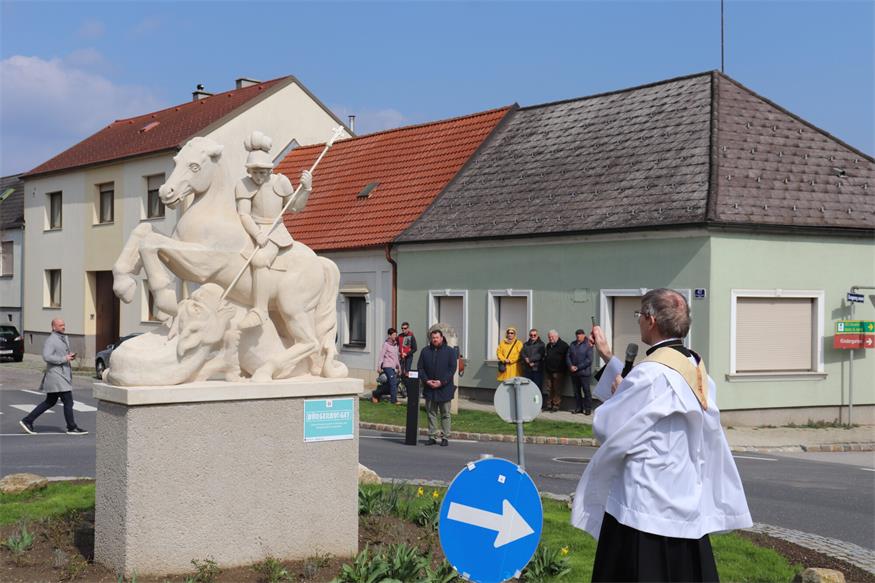 Enthüllung der neuen Heiligen-Georgs-Statue in St. Georgen