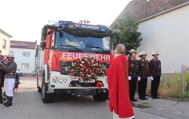 Pfarrer László Pál beim Segnen des neuen Tanklöschfahrzeuges.