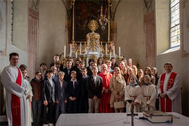 Pfarrer László Pál und die Firmgruppe St.Georgen freuten sich sehr über ihren großen Tag.