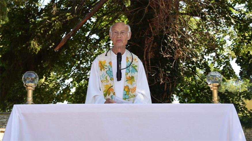 Pfarrer Monsignore Dr. Franz Hillinger bei der Fronleichnamsprozession in Neusiedl am See 2022. Zwischen 1967 und 1981 war Hillinger Pfarrer in Neudörfl. 