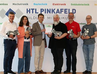 Pfarrer Norbert Filipitsch und Diakon Rudolf Exel überreichten Direktor Wilfried Lercher und dem Lehrer:innen-Team das ungewöhnliche Geschenk.