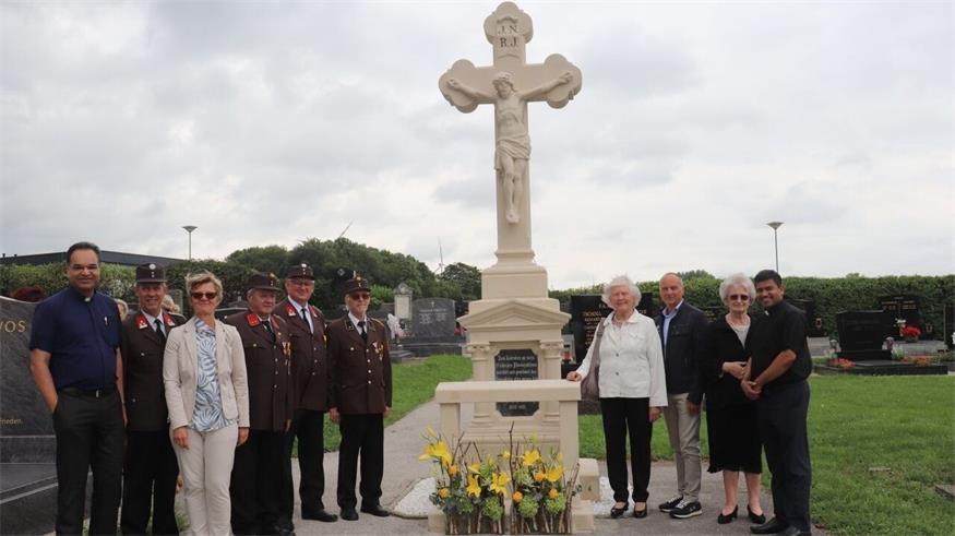 Pfarrer Pater Kuruvila, Franz Jagschitz, Gisela Horvath, Feuerwehrkommandant Peter Hammerl, Josef Horvath, Karl Horvath, Obfrau des Verschönerungsvereins Elisabeth Puntigam, ÖVP-Bürgermeister Karl Izmenyi, Anna Komanovits und Pater Rijo vor dem restaurierten Friedhofkreuz. 