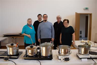 Pfarrer Thorsten Carich, Maria Grötschl, Erika Gubits, Paul Kollmann und Erich Frühstück ließen sich im Kommunikationszentrum Unterfrauenhaid eine köstliche Fastensuppe schmecken.