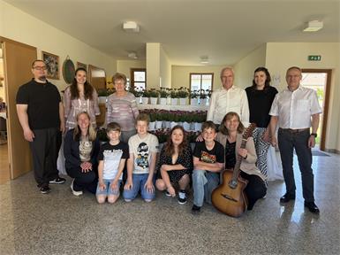 Pfarrer Thorsten Carich, Tamara Trimmel, Martina Schendera, Monika Bauer, Gregor Holzmann, Fabian Holzmann, Vanessa Riedl, Jakob Schendera, Gerhard Szin, Doris Trimmel, Theresa Treiber und Vizebürgermeister Andreas Guzmits feierten mit den Müttern.