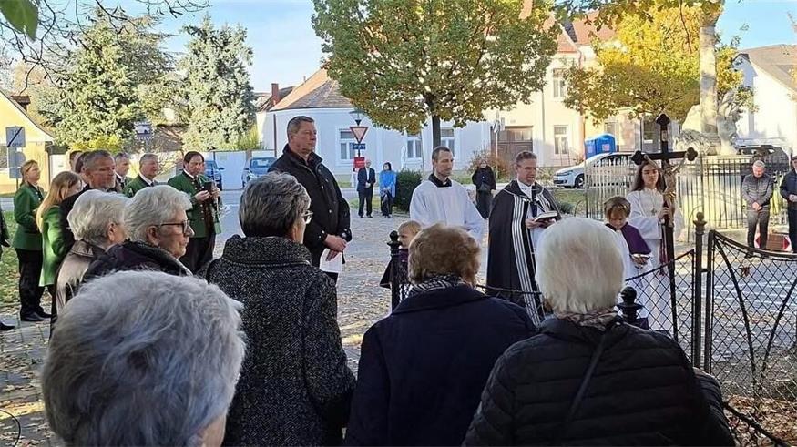 Pfarrmoderator Stefan Jahns hielt die Messe zu Allerheiligen auch vor dem Kriegerdenkmal und am Friedhof, im Bild mit Vizebürgermeister René Pint und Bürgermeister Fritz Zarits.