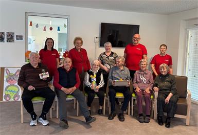 Pflegeassistentin Bianca Schiller, Präsidentin der Volkshilfe Burgenland Verena Dunst, Pflegedienstleitung der Volkshilfe Burgenland Karin Csencsits, Stützpunktleiter Thomas Gruschka und Heimhelferin Evelyn Ibitz (hinten v.l.) mit Klient:innen des Tageszentrums Stinatz.