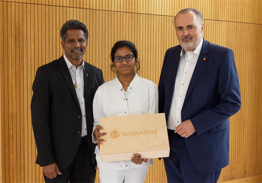 Pflegekraft Melby Joseph mit Landeshauptmann Hans Peter Doskozil und Pfarrer Sebastian Edakarottu, der als Mitarbeiter des Bischofs den direkten Kontakt in die indische Partnerdiözese Kanjirappaly pflegt.