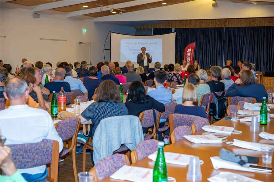 Pflegemodell neu. Großes Interesse beim Infoabend in Deutsch Jahrndorf.