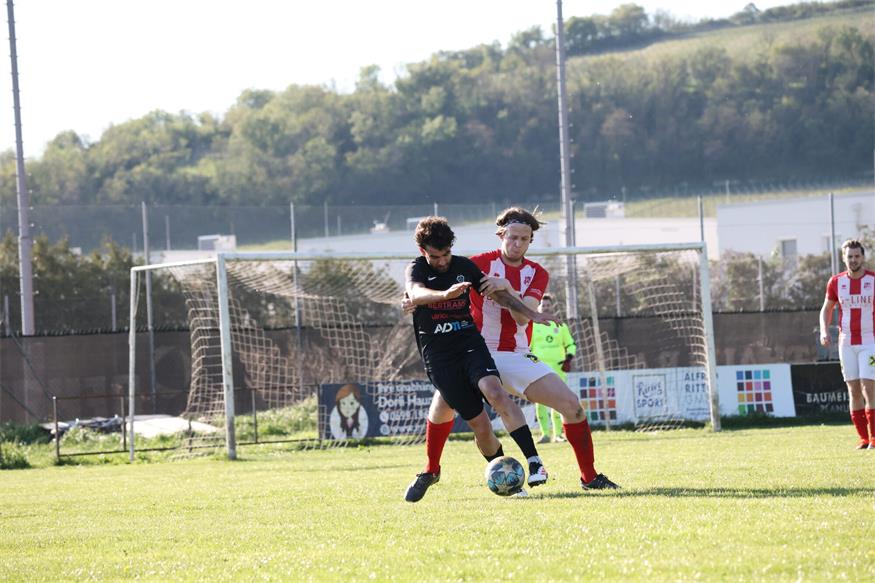 Pflichtsieg errungen. Jois (l. Leonardo de Souza) erledigte seine Hausübungen und besiegte Großhöflein (r. Kevin Dancses) mit 2:0.