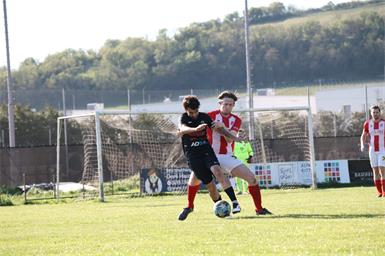 Pflichtsieg errungen. Jois (l. Leonardo de Souza) erledigte seine Hausübungen und besiegte Großhöflein (r. Kevin Dancses) mit 2:0.