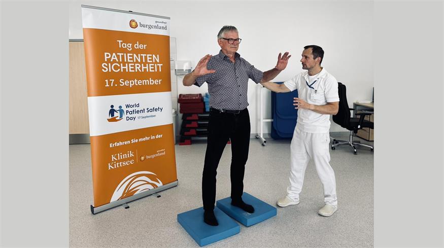 Physiotherapeut Juraj Bozik bei einer Gleichgewichtsübung mit einem Patienten in der Klinik Kittsee.