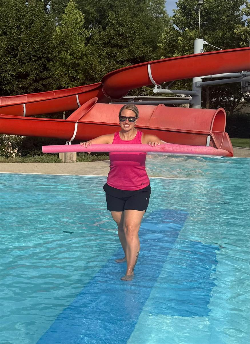 Physiotherapeutin Sonja Wegscheidler leitet die Einheiten im Waldbad Neutal, die Kraft, Beweglichkeit, Koordination und Ausdauer fördern.