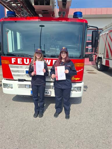 Pia Steiner und Chiara Wolfmayr traten beim Ersatztermin zum Wissenstest der Feuerwehrjugend an.