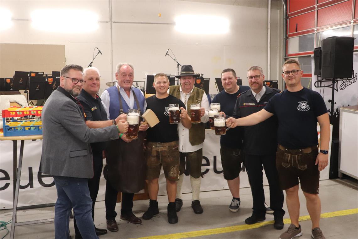Vizebürgermeister Michael Sgarz, Jürgen Pilles, Bürgermeister Dieter Posch, Manuel Fellinger, Walter Horvath, Dennis Orecic, Bezirksfeuerwehrkommandant Adi Binder jr. und Philip Lenzinger. tner