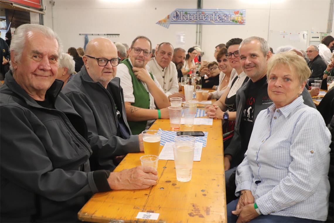 „Heurigenlegende“ Charly Hauer, Michael, Richi, Kurt, Hannah, Tamara, Roland und Andrea