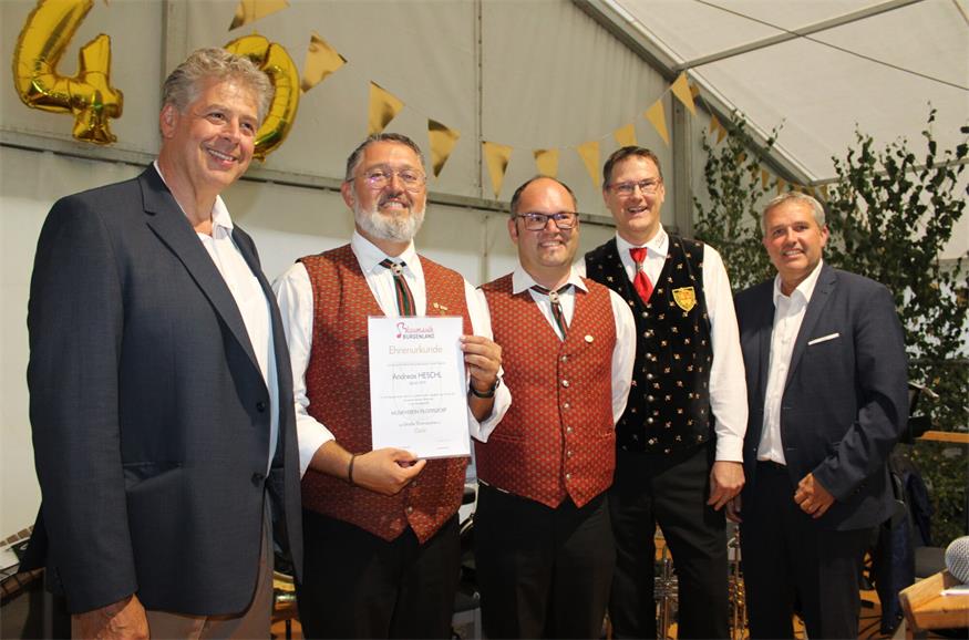 Pilgersdorfs Kapellmeister Andreas Heschl erhielt das Große Ehrenzeichen in Gold des Burgenländischen Blasmusikverbandes. Blasmusik-Landesobmannstellvertreter Günther Kleidosty, Pilgersdorfs Obmann Martin Hetlinger, Blasmusikverbands-Bezirksobmann Richard Wolfram und Bürgermeister Ewald Bürger gratulierten.
