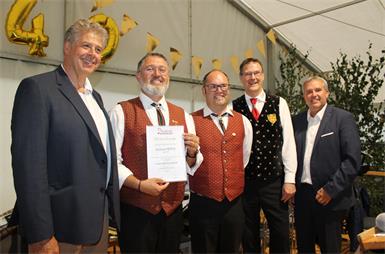 Pilgersdorfs Kapellmeister Andreas Heschl erhielt das Große Ehrenzeichen in Gold des Burgenländischen Blasmusikverbandes. Blasmusik-Landesobmannstellvertreter Günther Kleidosty, Pilgersdorfs Obmann Martin Hetlinger, Blasmusikverbands-Bezirksobmann Richard Wolfram und Bürgermeister Ewald Bürger gratulierten.