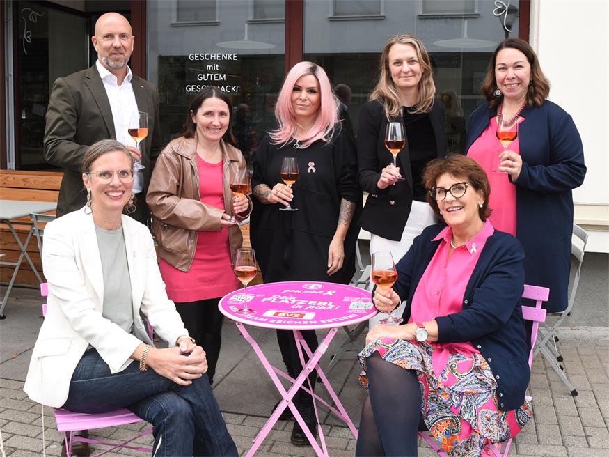 Pinker Nachmittag in Eisenstadt. BVZ-Herausgeber Markus Stefanitsch, Chefredakteurin Michaela Grabner, Sängerin Tina Well, Simone Piller von der Raiffeisenlandesbank, BVZ-Verlagsleiterin Christina Wiednig-Schranz (hinten, v.l.), Landeshauptmann-Stellvertreterin Anja Haider-Wallner und Pink-Ribbon-Botschafterin Ágnes Ottrubay (vorne, v.l.).
