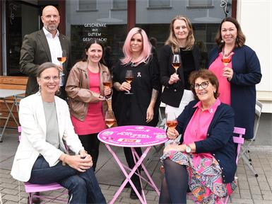 Pinker Nachmittag in Eisenstadt. BVZ-Herausgeber Markus Stefanitsch, Chefredakteurin Michaela Grabner, Sängerin Tina Well, Simone Piller von der Raiffeisenlandesbank, BVZ-Verlagsleiterin Christina Wiednig-Schranz (hinten, v.l.), Landeshauptmann-Stellvertreterin Anja Haider-Wallner und Pink-Ribbon-Botschafterin Ágnes Ottrubay (vorne, v.l.).