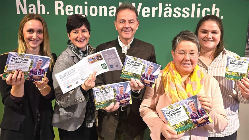 „Plötzlich Bäuerin“ Rafaela Köller aus Stöttera, Landesbäuerin-Stellvertreterin Maria Fröch, LK-Präsident Nikolaus Berlakovich, ARGE Bäuerinnen-Landeskoordinatorin Angela Pfeiffer und die Steinbrunner Hofübernehmerin Julia Rechtberger bei einem Pressegespräch anlässlich der Präsentation der neuen Bäuerinnen-Broschüre. 