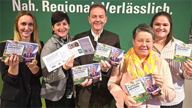 „Plötzlich Bäuerin“ Rafaela Köller aus Stöttera, Landesbäuerin-Stellvertreterin Maria Fröch, LK-Präsident Nikolaus Berlakovich, ARGE Bäuerinnen-Landeskoordinatorin Angela Pfeiffer und die Steinbrunner Hofübernehmerin Julia Rechtberger bei einem Pressegespräch anlässlich der Präsentation der neuen Bäuerinnen-Broschüre. 