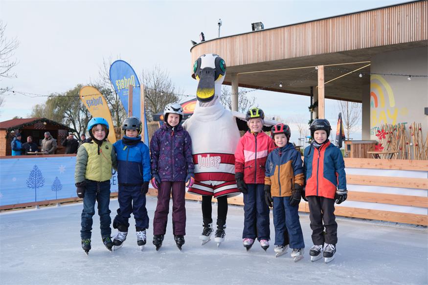 Podersdorf-Maskottchen Podi freut sich über die Eröffnung von PODO on Ice