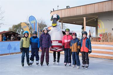 Podersdorf-Maskottchen Podi freut sich über die Eröffnung von PODO on Ice