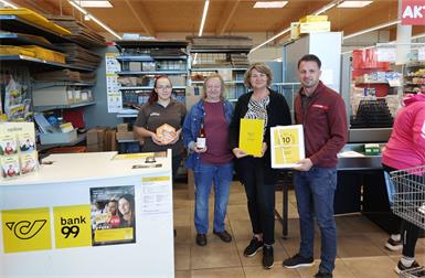 Postpartner-Mitarbeiterin Michelle Gruber, Postpartner-Betreiber Stefan Supper, Ramona Nather, Postpartner-Betreuerin der Österreichischen Post sowie SPAR-Marktleiter Senad Salihovic.