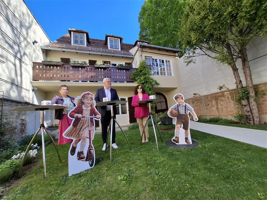 Prachtbau inmitten der Landeshauptstadt. Die Stadtvilla und ihr Garten begeistern - auch Uschi Zezelitsch, Bürgermeister Thomas Steiner und Gemeinderätin Regina Lackner (v.l.).