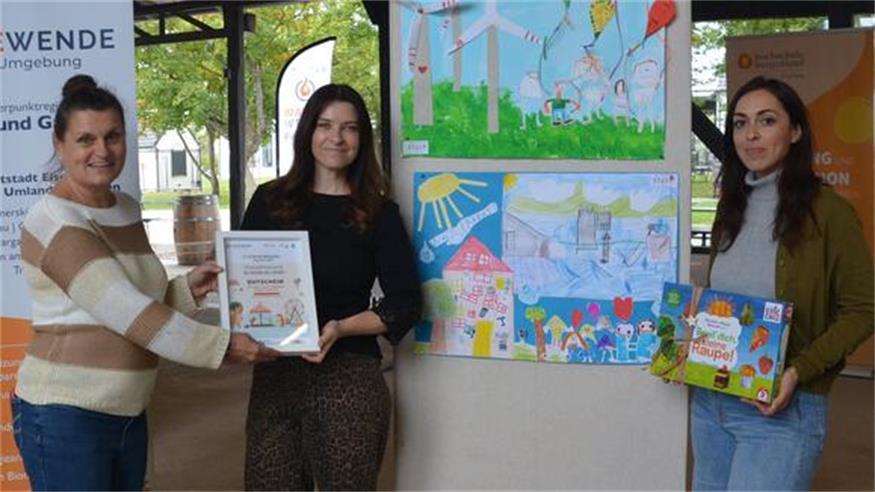 Prämierung. Beim Malbewerb nahmen alle Kindergärten der 15 teilnehmenden Gemeinden teil. Marion Schönfeldinger freute sich Romana Scherr-Fasching, Leiterin des Kindergartens Donnerskirchen, und Pädagogin Andrea Sommer-Ehrenreiter (v.l.) die Preise für den 1. und 4.Platz zu überreichen.