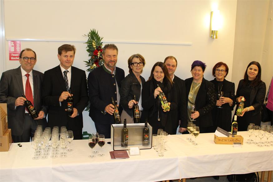 Präsentation der Jubiläumsweine beim Neujahrskonzert. Vizebürgermeister Nikolaus Dominkovits, Bürgermeister Johann Heisz, Georg Wieder, Burgi Wieder, Lisa Pfneisl-Kölly und Bernhard Kölly, Vizebürgermeisterin Christina Köppel und die Stadträtinnen Gerlinde Heger und Eva Maria Kneisz mit den flüssigen Schätzen des Jubiläumsjahres. 