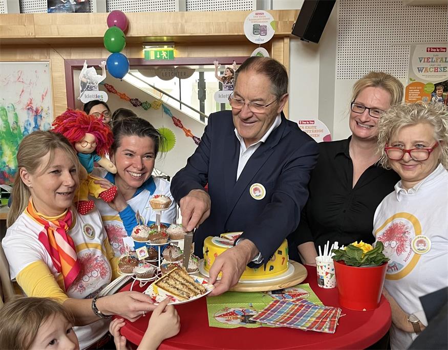 Präsentation mit Torte. Die Familie Knotzer und ihr Team feierte mit Uschi Zezelitsch die „Geburt“ von Koboldmädchen Lillotti.