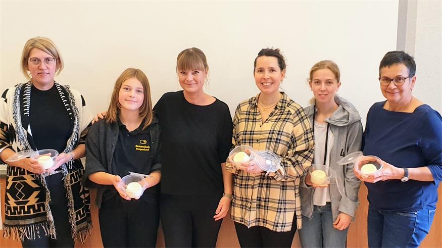 Präsentieren stolz ihre Käse-Kreation: Anita Leitgeb, Amelie und Jasmin Tschofen, Magdalena Kaiser, Hannah Eder und Inge Allacher (v.l.).