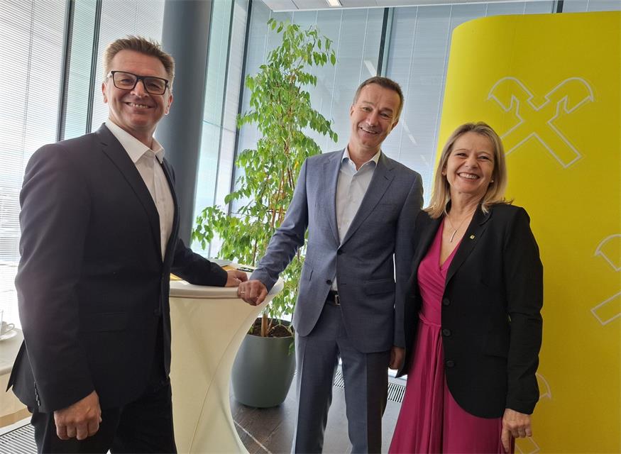 Präsentierten die Studie und eigene nachhaltige Angebote (v.l.): Vorstandsdirektor Rudolf Suttner, Raiffeisen-Bausparkasse-Geschäftsführer Hans-Christian Vallant und Eva Fugger, stellvertretende Generaldirektorin der Raiffeisenlandesband. 