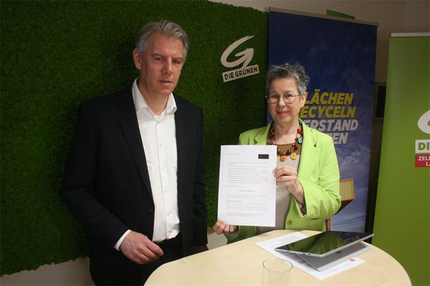 Präsentierten gemeinsam ein neues Gutachten. Grünen-Klubobfrau Regina Petrik und Daniel Ennöckl, Leiter des Instituts für Rechtswissenschaften der BOKU Wien.