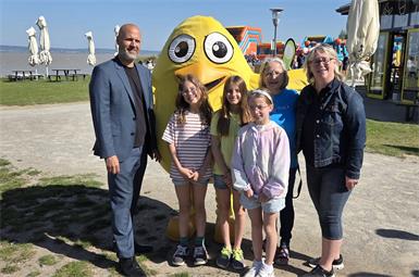Präsidentin Karin Ofner, Bürgermeisterin Michaela Wohlfart und HAK-Frauenkirchen Direktor Hannes Schmid mit Kids und UGOTCHI.