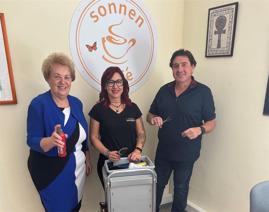Präsidentin der Volkshilfe Burgenland Verena Dunst, Mitarbeiterin des Friseursalons Wickerl Carina Krenn und Inhaber des Friseursalons „Wickerl“ Ludwig Pimperl