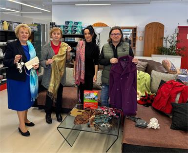 Präsidentin der Volkshilfe Burgenland Verena Dunst, Marktleiterin Angelika Seldte, Nina Stern und Franky Wild (v.l.).