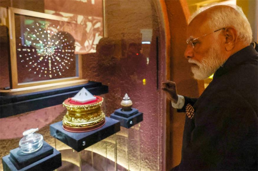Premier Modi vor antiken Edelsteinen bei Ausstellungseröffnung