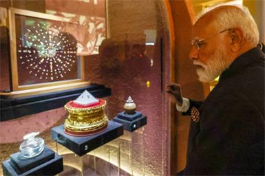 Premier Modi vor antiken Edelsteinen bei Ausstellungseröffnung
