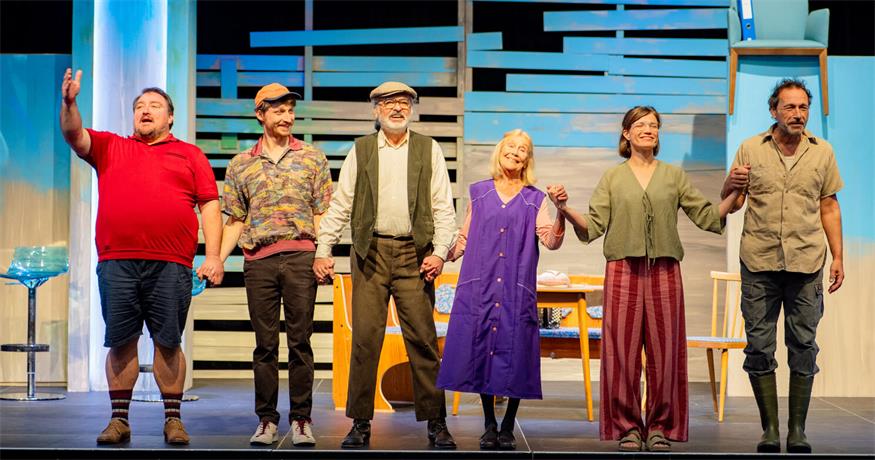 Premieren-Applaus für Christoph Krutzler, Skye MacDonald, Ferry Janoksa, Johanna Mertinz, Mona Kospach und Gerald Votava (v.l.).