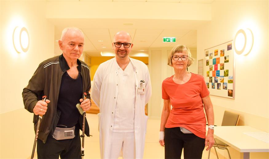 Prim. Dr. Dimitre Staykov, Vorstand der Abteilung für Neurologie, Krankenhaus der Barmherzigen Brüder Eisenstadt, mit den beiden Patienten, bei denen erstmals im Burgenland die Foslevodopa/Foscarbidopa subkutane Infusionstherapie zum Einsatz kommt.
