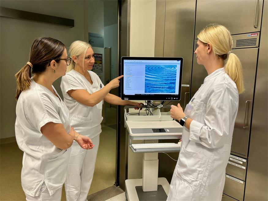 Primaria Univ.-Doz.in DDr.in Ulrike Vyskocil-Weber, Leiterin der Abteilung für Anästhesiologie und Intensivmedizin, (r.) mit Stationsleiterin DGKP Claudia Csitkovits und DGKP Julia Izmenyi.