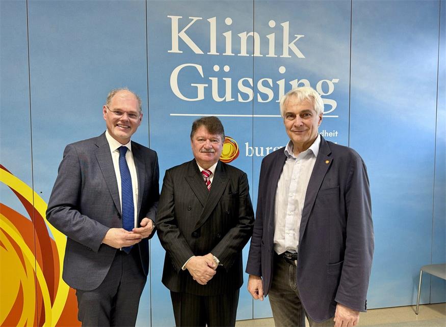 Primarius Gerhard Puhr wurde von Franz Öller (li.) und Stephan Kriwanek (re.) offiziell verabschiedet.
