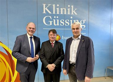 Primarius Gerhard Puhr wurde von Franz Öller (li.) und Stephan Kriwanek (re.) offiziell verabschiedet.