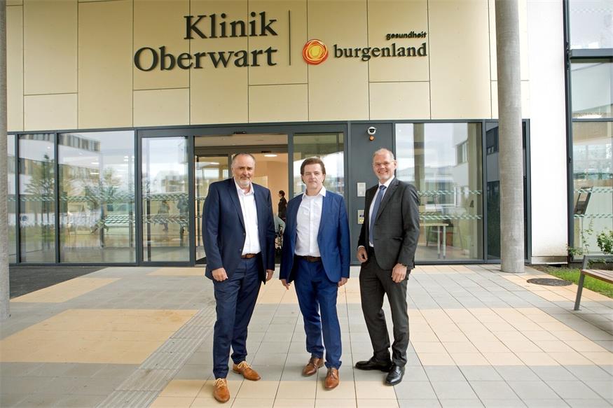 Primarius Peter Kornprat (M.) mit Landeshauptmann Hans Peter Doskozil und Gesundheit Burgenland-Geschäftsführer Franz Öller.