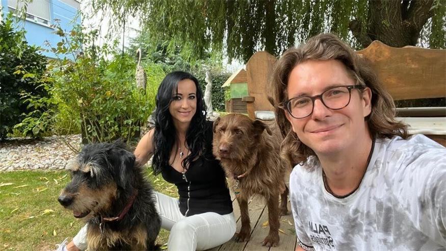 Privates Glück mit künstlerischer Energie. Nina Stern mit Franky Wild und den beiden Vierbeinern Santos & Puppi im Garten.