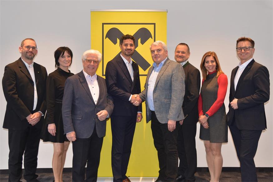 Privatkundenbetreuer Johannes Winkler, Teamleiter Stv. Susanne Mieselberger, ÖkR Paul Rittsteuer, Regionalleiter René Heissig, Regionalleiter Prok. Alfred Moser, Teamleiter Christian Dachs, Bereichsleiterin Retail & Private Banking Prok. Mag. Christina Locsmandy, Vorstandsdirektor Mag. Rudolf Suttner